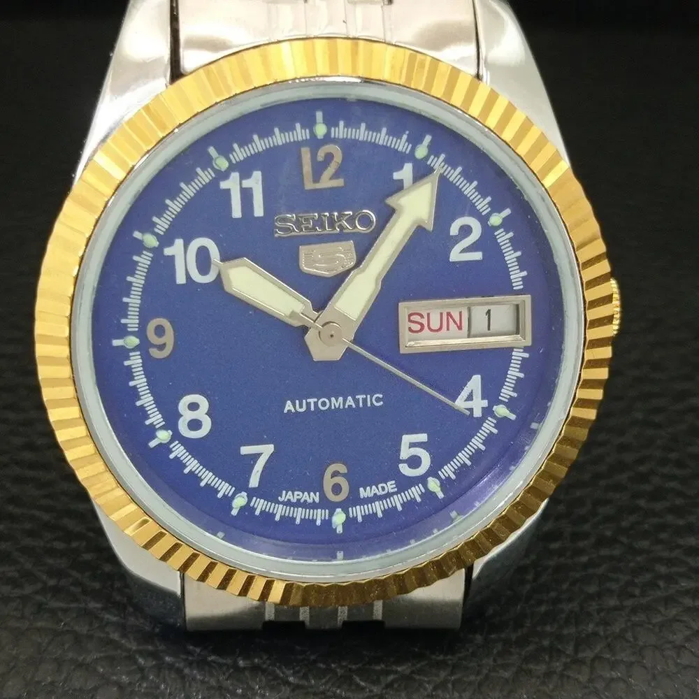 Vintage 1982 Seiko Automatic Mens Silver Watch W/daydate & Blue accents